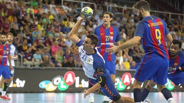 Adri&aacute; Figueras lanza durante un partido entre el Granollers y el Barcelona Lassa.