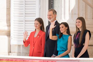 La princesa Leonor, el rey Felipe, la reina Letizia y la infanta Sofía saludan desde balcón de la Plaza de Oriente con ocasión del X aniversario de la proclamación.