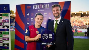 Alfredo del Tiempo, Delegado Institucional de Iberdrola en Aragón, fue el encargado de entregar el galardón de MVP de la final a Pina.