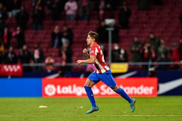 El delantero argentino se formó en las categorías inferiores del club rojiblanco, donde su padre es una leyenda absoluta, y debutó en el fútbol profesional en el partido entre el Atleti y el Granada el 20 de abril de 2022.