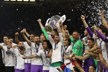 La UEFA Champions League es el torneo que ha definido al Real Madrid, condecorado por la FIFA en 1999 como el mejor equipo del Siglo XX. Los merengues han levantado la ‘Orejona’ 12 veces; además, también son el equipo con más ligas de España. Sus 33 títulos superan los 24 del Barcelona, su más cercano perseguidor en la lista. Mitos como Di Stéfano, Paco Gento, Ferenc Puskas y Cristiano Ronaldo han formado la historia del máximo conquistador del mundo deportivo.