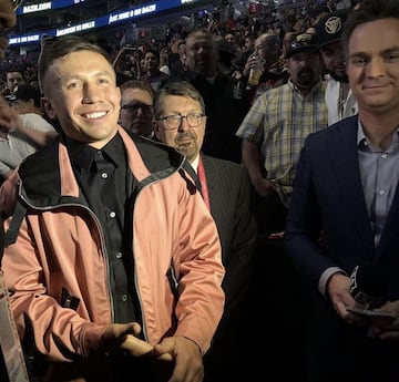 El peleador kazajo asistió a este combate, pero cuando las cámaras de la T-Mobile Arena lo enfocaron, se llevó abucheos