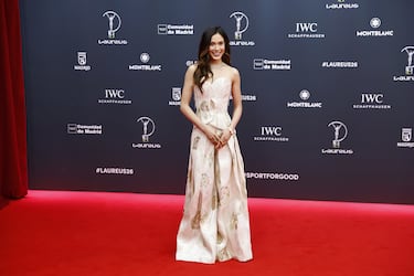 La esquiadora Eileen Gu posa en la alfombra roja.