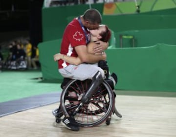 Adam Lancia y Jamey Jewells (Canadá) se besan tras un logro en el básquetbol paralímpico. Recuento gentileza de El País.