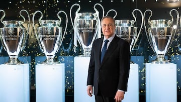 Florentino Pérez posa con las primeras cinco Champions que el Madrid conquistó con él como presidente para una entrevista con AS en abril de 2021.