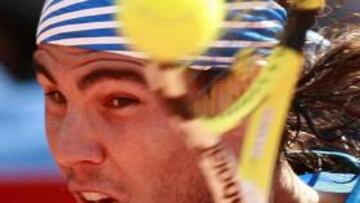 <b>CORAJE Y REMONTADA.</b> Por un momento el fantasma de la retirada de Nadal sobrevol¨® la pista central del estadio Rothenbaum, donde Federer ha ganado el t¨ªtulo en cuatro ocasiones. Los gestos de dolor del espa?ol as¨ª lo indicaban, y con la cercan¨ªa de Par¨ªs, quiz¨¢s hubiera sido lo m¨¢s l¨®gico. Pero el de Manacor tir¨® de casta y remont¨® un partido que ten¨ªa perdido.