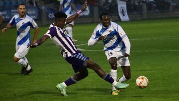 Saturday en una disputa con Adighibe durante el CF Talavera-Real Valladolid Promesas de la jornada 10 de Primera RFEF.