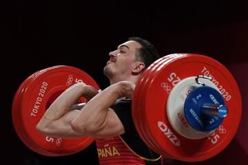 El español Andrés Eduardo Mata Pérez durante la competición de halterofilia masculina de 81 kg 