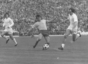 Se llamaba Antonio Afonso Moreno. Este central (en la imagen frena un avance del madridista Roberto Mart赤nez ante la mirada de Santillana) del que hablaba maravillas uno de los mejores de la historia en su puesto, el alem芍n Franz Beckenbauer, jug車 436 partidos con Las Palmas, todos como titular (迆nicamente fue sustituido en dos ocasiones). Apodado 'Omega', como la marca de relojes, debido a su precisos cortes y a su constante regularidad, fue el primer futbolista que un equipo canario aportaba a la Selecci車n. Con Espa?a jug車 22 encuentros. Eran otros tiempos. Debut車 con la selecci車n nacional ante Checoslovaquia en Praga el 1 de octubre de 1967 y capitane車 a La Roja en su 迆ltimo partido con la selecci車n tuvo lugar en su casa, el estadio Insular de Las Palmas de Gran Canaria el 19 de octubre de 1972 ante Yugoslavia. Falleci車 d赤as despu谷s de retirarse, en 1975, v赤ctima de una infecci車n v赤rica fulminante. Ten赤a 31 a?os de edad.