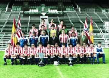 En 1985, el Atlético de Madrid ganó la Supercopa de España contra el Barcelona.
La plantilla rojiblanca posa con los trofeos de la Supercopa de España y la Copa del Rey.