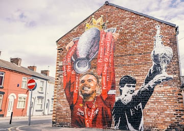 Jordan Henderson and Alan Hansen, trophies in hand.