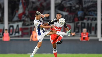 CORDOBA, ARGENTINA - MARCH 02: Alejandro Martinez (L) of Talleres battles for the ball against David Martinez (R) of River Plate