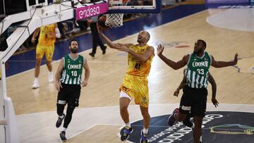 Oliver Stevic lanza ante la defensa del Coosur Betis.