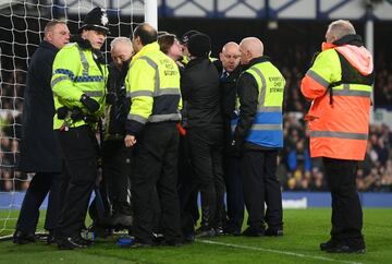 Ocurrió en el minuto 50 del Everton-Newcaslte. Un espectador, con una camiseta en la que se leía 'Just stop oil' se ha atado con una brida al poste. El partido estuvo parado durante siete minutos hasta que la seguridad del estadio del Everton consiguió romper la brida.