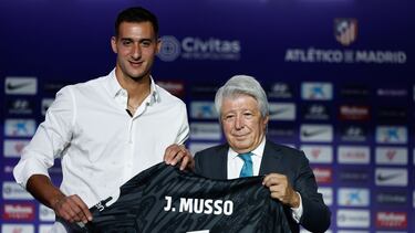 MADRID, 27/08/2024.- El portero argentino Juan Musso, procedente del Atalanta italiano, posa con el presidente del club, Enrique Cerezo (d), durante su presentación como nuevo jugador del Atlético de Madrid, este martes en el estadio Metropolitano. EFE/ Sergio Pérez