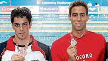 <b>SORPRESA. </b>Rafa Muñoz (izquierda) muestra el bronce junto a Milorad Cavic y Sergiy Breus.