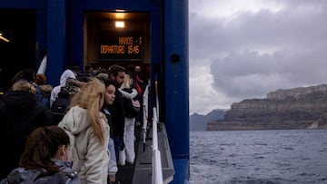 People board a ferry to Piraeus, during an increased seismic activity on the island of Santorini, Greece, February 4, 2025. REUTERS/Alkis Konstantinidis TPX IMAGES OF THE DAY