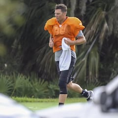 Tom Brady tiene primera práctica con compañeros de Buccaneers