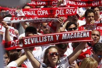 Mucha fiesta y alegría en las instalaciones de la Pradera de San Isidro donde se concentró la afición del Sevilla.