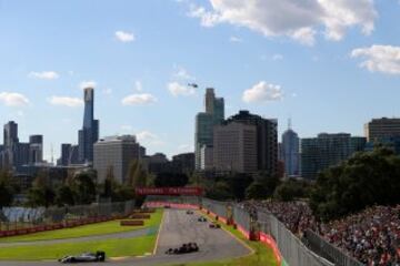 Felipe Massa y Williams por delante de Carlos Sainz en una bonita vista del circuito de Australia.