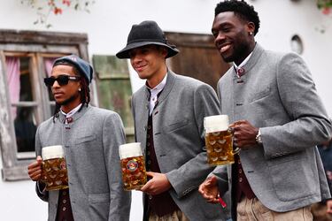 Michael Olise, Jamal Musiala y Alphonso Davies durante la fiesta del Oktoberfest celebrada en Múnich.