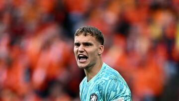 Netherlands' goalkeeper #01 Bart Verbruggen reacts during the UEFA Euro 2024 round of 16 football match between Romania and the Netherlands at the Munich Football Arena in Munich on July 2, 2024. (Photo by Fabrice COFFRINI / AFP)