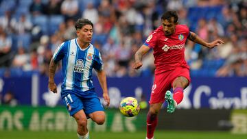 Damián Suárez golpea el balón ante Nico Melamed en el partido de hace doce días.