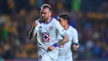Carlos Rotondi celebrates his goal 0-1with Vicente Sanchez head coach of Cruz Azul during the Semi-Finals first leg match between Tigres UANL and Cruz Azul as part of the CONCACAF Champions Cup 2025, at Universitario Stadium on April 23, 2025 in Monterrey, Nuevo Leon, Mexico.