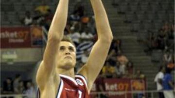 <b>CON AUTORIDAD.</b> Kirilenko llevó en volandas a su equipo para apuntarse la primera victoria.