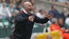 El entrenador del Sevilla, el argentino Jorge Sampaoli, da indicaciones a sus jugadores durante el partido correspondiente a la vig&eacute;sima cuarta jornada de LaLiga Santander disputado ante el Betis esta tarde en el estadio Benito Villamar&iacute;n. 