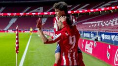 Jo&atilde;o F&eacute;lix celebra con Su&aacute;rez el gol del uruguayo.