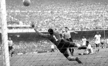 Con goles de Juan Alberto Schiaffino y Alcides Ghiggia, Uruguay se consagra campeón de la Copa Mundial de Brasil al vencer al local por 2-1 en el denominado “Maracanazo”.