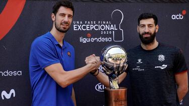 GRAF9174. VALENCIA, 29/06/2020.- El pívot croata del Barça Ante Tomic (i) posa junto al ala-pívot georgiano del Saski Baskonia "Toko" Shengelia durante un encuentro ante los medios este lunes en Valencia. El entrenador del Barça, Svetislav Pesic, advirtió