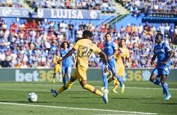 Dispara Carles Pérez raso desde la frontal, pero falla en la parada David Soria y deja el balón muerto dentro del área. Junior Firpo, que entraba desde la izquierda, se queda solo en el rechace y marca a placer. 