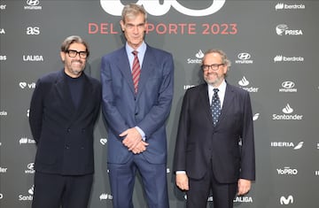 Antonio Martín, presidente de la ACB, posa en el photocall de los Premios AS del Deporte 2023 con Vicente Jiménez, director de Diarios As y Juan Cantón, director gerente de Diario AS.