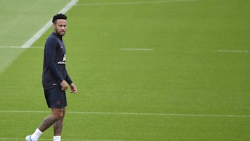 Neymar trains with PSG
