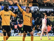 Tolu Arokodare y Fer López celebran un gol del Wolverhampton.