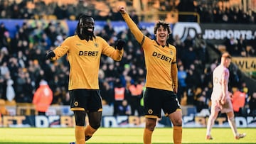Tolu Arokodare y Fer López celebran un gol del Wolverhampton.
