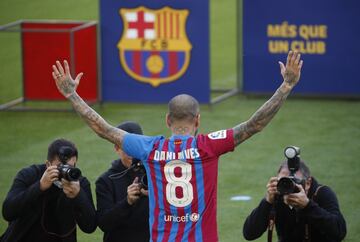 El lateral derecho brasileño Dani Alves vuelve a la que fue su casa y ha sido presentado de nuevo en el Camp Nou.  El brasileño se mostró exultante durante su acto.