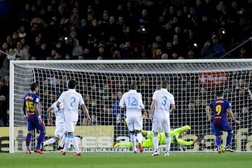 1-0. Luis Suárez anotó el primer gol.