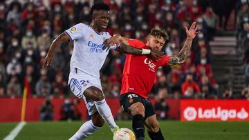 Vinicius disputa un balón con Pablo Maffeo en el Mallorca-Real Madrid de la pasada temporada, que se jugó un lunes.