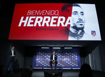 El centrocampista mexicano procedente del Porto ha sido presentado en el Wanda Metropolitano como nuevo jugador del Atlético de Madrid.