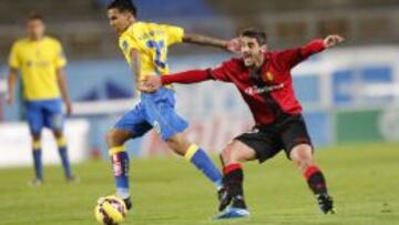 Las Palmas se aprovecha de un penalti en el descuento