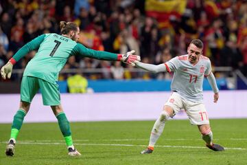 Iago Aspas celebrates after scoring with David De Gea.