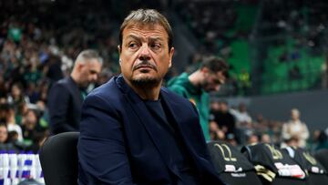 Ergin Ataman en un partido de Euroliga entre Panathinaikos y AS Monaco en el OAKA Stadium, Grecia.