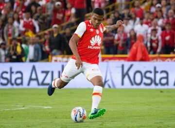 Santa Fe y Millonarios se enfrentaron en el estadio El Campín por la décima fecha de la Liga Águila II-2017, jornada de clásicos regionales en el fútbol colombiano.