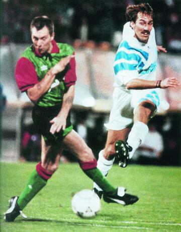 Jug¨® en el Olympique de Marsella la temporada 92/93