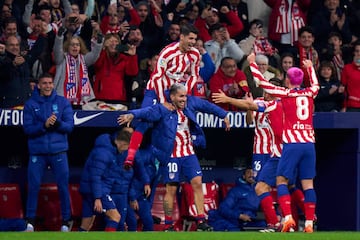 Morata celebra el gol de Correa, sustituido cuando el VAR revisaba la acción.