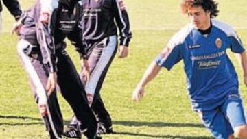 <b>RECUPERADO. </b>Pablo Aimar se escapa del preparador físico Arjol, ante la mirada de Ubieto y Basigalup, en la práctica de ayer.