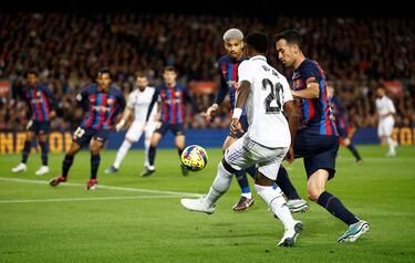 0-1. Vinicius Junior centra desde la izquierda, Ronald Araujo despeja con la cabeza al primer palo de la portería de Marc-André Ter Segen, sorprendiendo al portero alemán, y el balón entra en la portería tras tocar ambos postes.